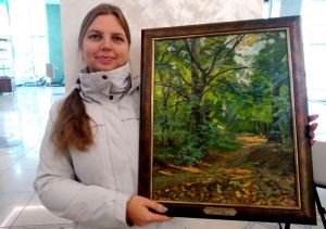Пензенская художница подарила областной библиотеке свою картину (6+)