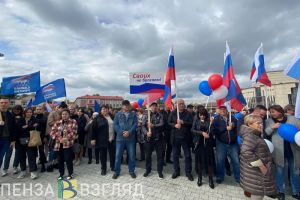 В Пензе проходит митинг-концерт «Своих не бросаем»
