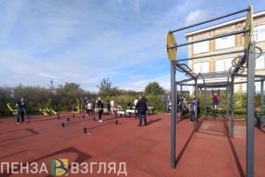 В селе Поселки на площадке для сдачи нормативов ГТО занимаются школьники и пенсионеры