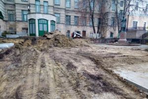 Вокруг памятника Лермонтову в Пензе разобрали подпорную стенку
