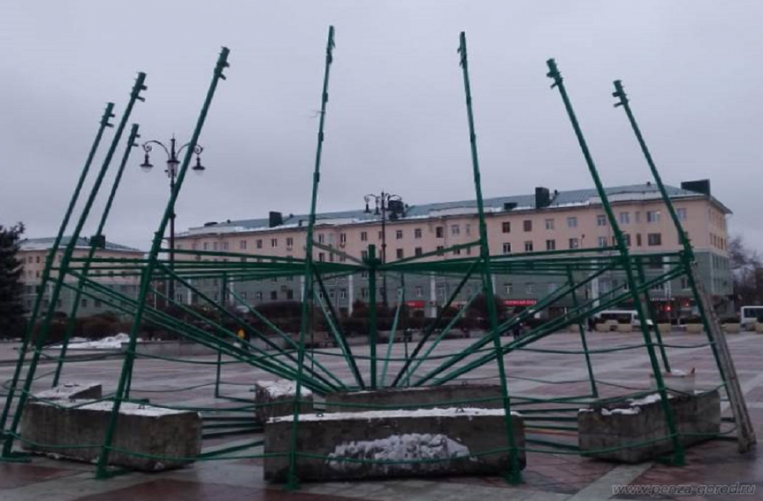 Установка елки, провал асфальта и поставка новых автобусов в школы: новости Пензы за 21 ноября