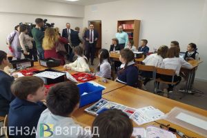 Алексей Комаров посетил сельскую школу, где открыто три кабинета проекта «Точка роста»
