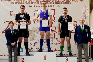 Зареченские спортсмены вернулись с медалями с окружных соревнований по пауэрлифтингу
