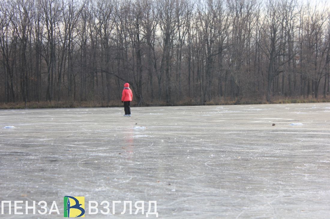В Пензе из-за нестабильной погоды повторно заливают хоккейные площадки
