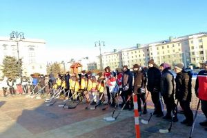 На площади Ленина в Пензе школьники сразились в хоккей в необычной обуви