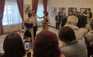 На открытии выставки пензенские художницы рисовали на живом «полотне» (16+)