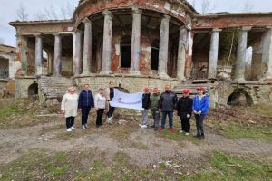 В Каменке благоустроили территорию объекта культурного наследия
