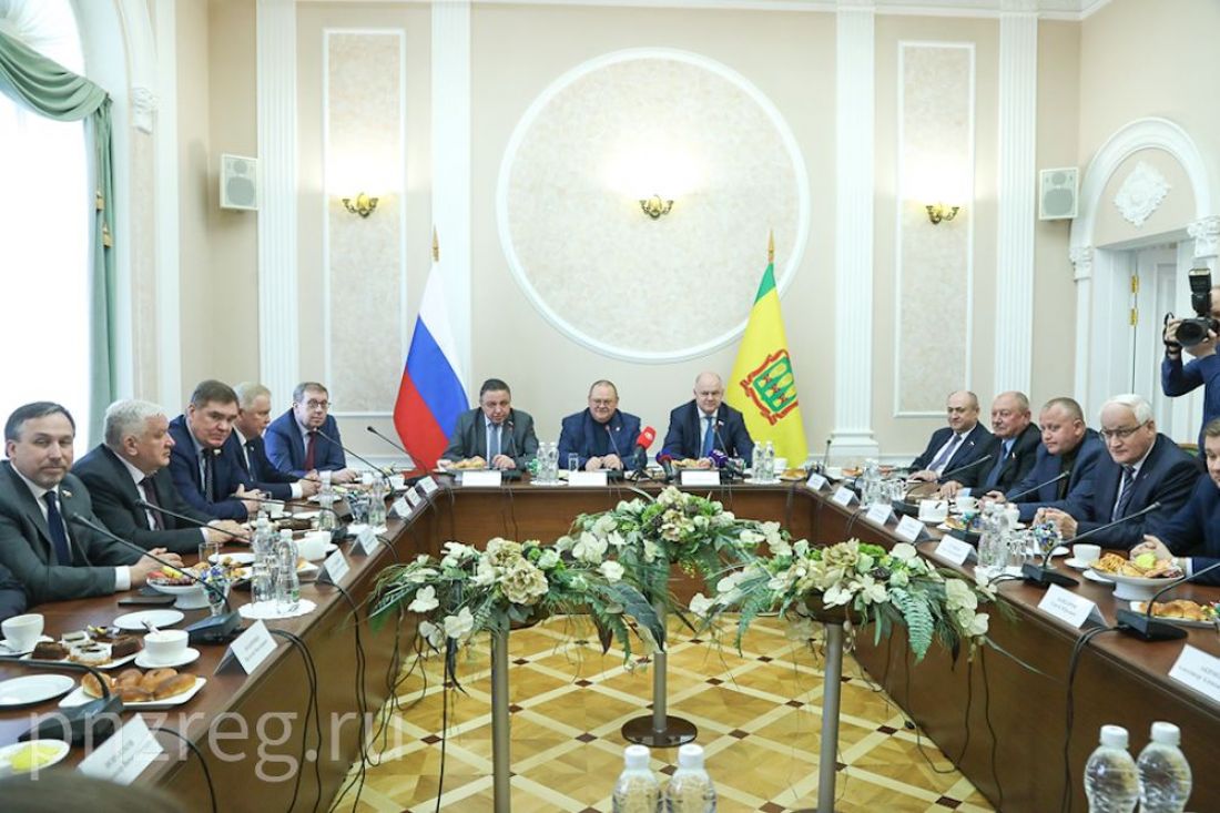 Мельниченко рассказал в Пензе сенаторам о развитии промышленности и строительной сферы в регионе