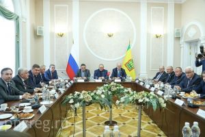 Мельниченко рассказал в Пензе сенаторам о развитии промышленности и строительной сферы в регионе