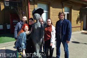 В центре Пензы журналисты помыли «Даму с собачкой»
