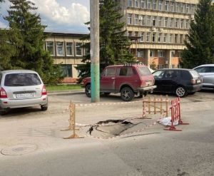 Пензенцы возмутились провалу в асфальте возле здания «Горводоканала»