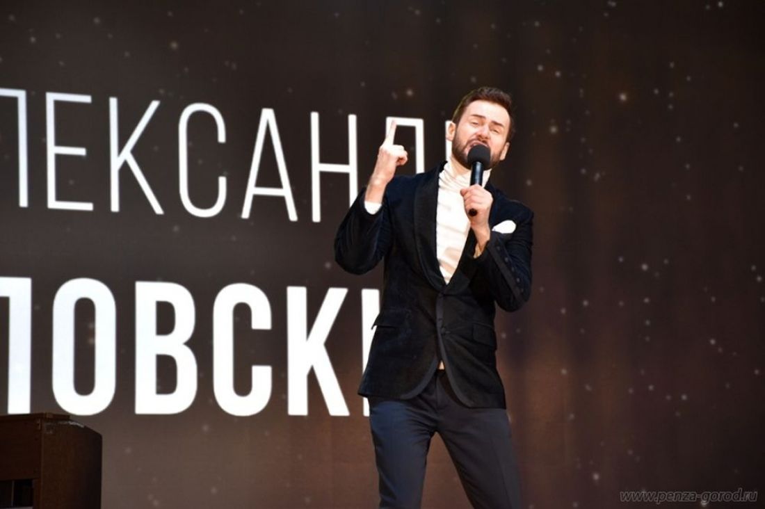 На Юбилейной площади в Пензе выступил певец Александр Еловских (6+)