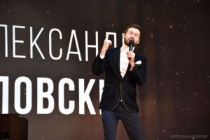 На Юбилейной площади в Пензе выступил певец Александр Еловских (6+)