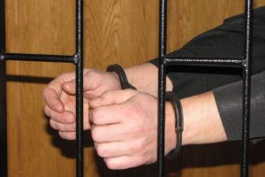 Экс-сотрудник следственного изолятора пензенского УФСИН передавал запрещенку арестованному и брал взятки