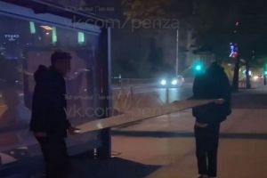 В Пензе нашли пятерых подростков, разгромивших остановку на улице Володарского