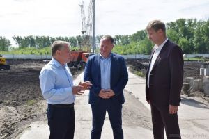 Школу в Заре строят с опережением графика