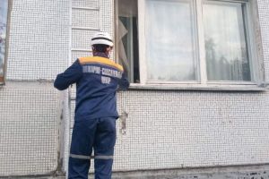 Пензенским спасателям пришлось лезть в окно, чтобы спасти пенсионерку
