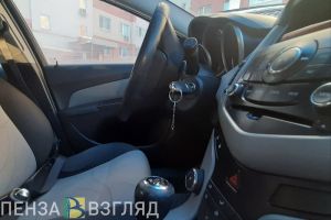 На улице Суворова в Пензе машина «повисла» на капоте другого автомобиля