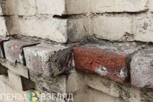 На центральной улице Пензы кусок штукатурки здания рухнул возле прохожего