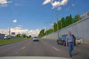 Пензенские водители засняли мужчину, разгуливающего по оживленной проезжей части