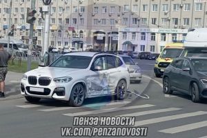 Появились кадры с места аварии на перекрестке у ТЦ «Суворовский» в Пензе