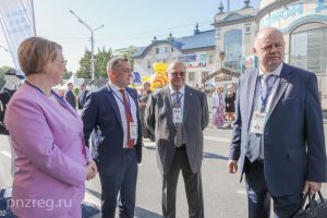 На Форуме регионов России и Беларуси Олег Мельниченко осмотрел выставку достижений народного хозяйства