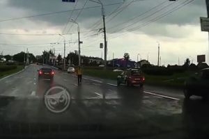 В Пензе сняли на видео мужчину, бредущего по дороге навстречу потоку машин