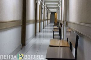 Задержанная жительница Башмаковского района начала душить полицейского