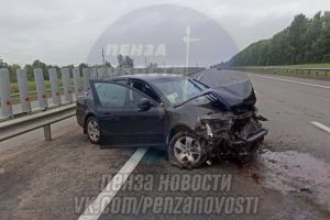 На пензенской трассе иномарка врезалась в отбойник