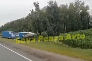 Появилось видео с вылетевшими в кювет фурой и грузовиком под Пензой