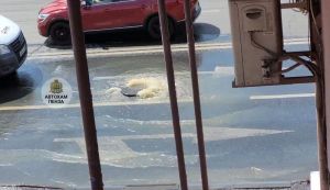 В Пензе на улице Суворова из-под асфальта забил гейзер