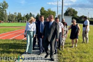 Мельниченко и Комаров посетили «умную» спортплощадку в Спутнике