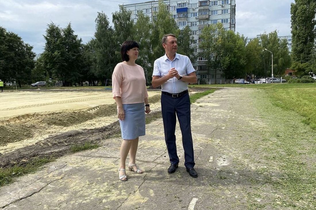 Олег Ягов оценил ход строительства спортплощадки на территории школы № 11 в Пензе