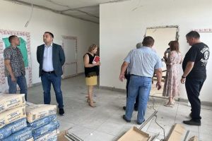 Алексей Комаров проверил ход капремонта в школе села Русский Камешкир