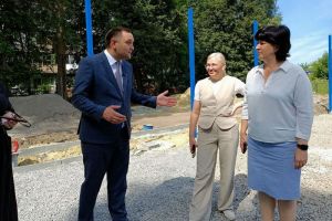 Алексей Комаров оценил ход строительства спортплощадки около школы № 20 в Пензе