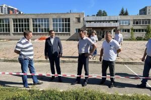 Алексей Комаров и Олег Ягов оценили ход ремонта в проблемной школе Заречного