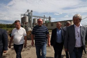 Олег Мельниченко посетил предприятие «Восток-Агро» в Кузнецком районе