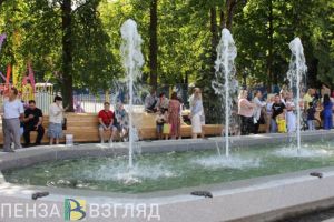 Стало известно, для чего на фонтан в парке Белинского поместили кованые листья