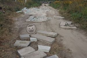 Пензенцы не могут проехать к Восточному кладбищу из-за огромных плит