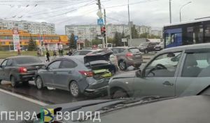 В Пензе на место аварии с тремя машинами прибыла «скорая»