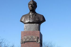 По инициативе Олега Мельниченко школе в Спутнике присвоено имя Льва Ермина