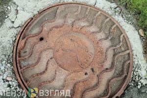 В Пензе мощный поток воды затапливает улицу Леонова