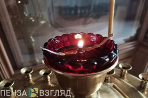 В Пензе преступник обокрал прихожанку храма во время молитвы