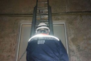 Пензенские спасатели помогли матери попасть к запертому ребенку