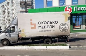 В Пензе грузовик провалился колесом в асфальт