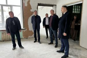 Алексей Комаров поручил ускорить капремонт в зареченской школе №220