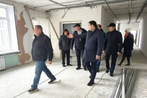 Олег Ягов и Алексей Комаров проверили, как идет капремонт школы №220 в Заречном