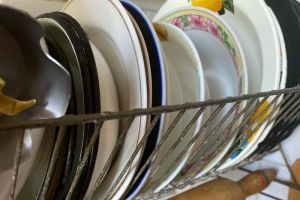 Посуда засияет: названы 3 способа избавиться от пятен и налета