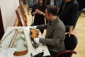 Московский эксперт оценил состояние скрипок из пензенских музеев