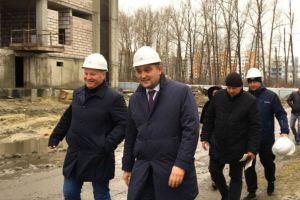 Комаров проверил ход строительства школы в пензенской Заре